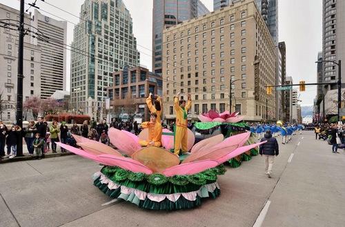 Practitioners demonstrate the Falun Dafa exercises in the parade.