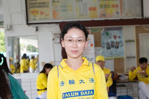 Ms. Huang Qinya recovered from cancer by practicing Falun Dafa.