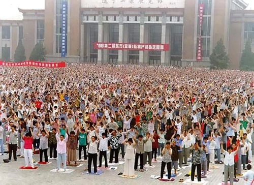 10,000 Falun Gong practitioners doing morning exercises at the Liaoning Industrial Exhibition Square