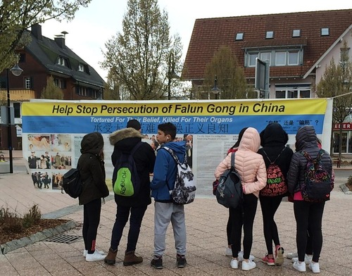 Tourists familiarize themselves with Falun Gong and the persecution.