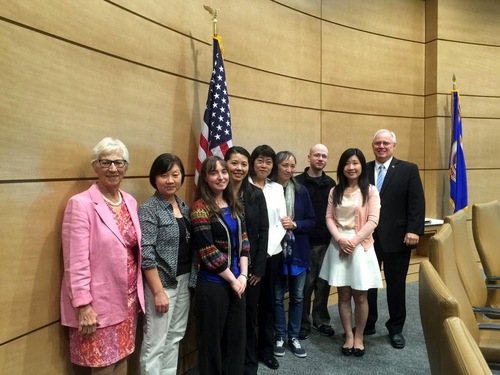 Minnesota Senators Alice Johnson (first from left) and Dan Hall (first from right) take a group photo with Falun Gong practitioners.