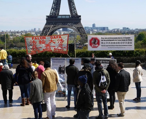 Falun Dafa practitioners tell passersby at Trocadero Square about the practice and the suppression in China.