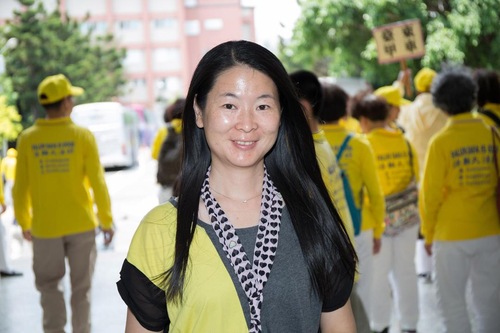 Ms. Ye Huiqing is a consultant for foreign students at a university. Because she follows the teachings of Falun Dafa, the students appreciate her.