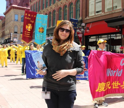 Jen, a local white collar worker, said the practice and the teaching of Falun Gong are “Good to your body, soul, and mind. I don't have any reason not to support them.” She also condemned the persecution of Faun Gong in China.