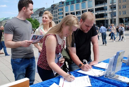 Like many other residents and tourists, Jack and Emily signed petitions to support Falun Gong practitioners.