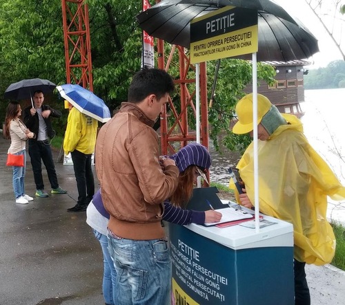 Practitioners collect signatures for a petition calling to end the ongoing persecution in China.