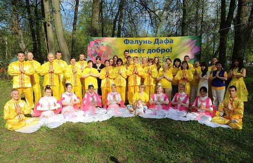 Falun Dafa practitioners celebrating World Faun Dafa Day at Kuzminsky Park on May 7, 2016.