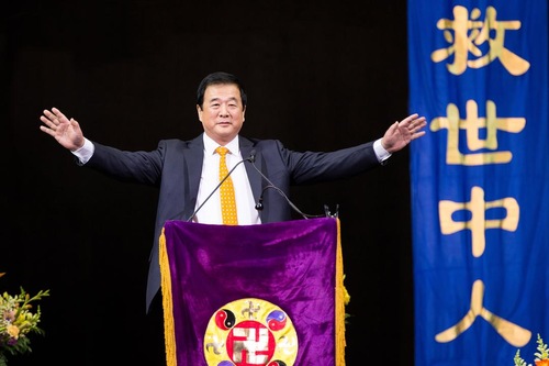 Master Li lectured and answered questions for two and one half hours at the New York Falun Dafa Experience Sharing Conference on May 15 at Barclays Centre in Brooklyn