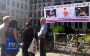 Passersby learn about forced organ harvesting from living practitioners.