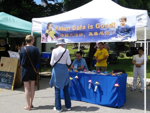 Practitioners introduce Falun Gong to visitors at the Strawberry Festival in Kimmswick, Missouri.