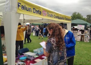 A woman named Carina signs a petition to stop the organ harvesting in China.