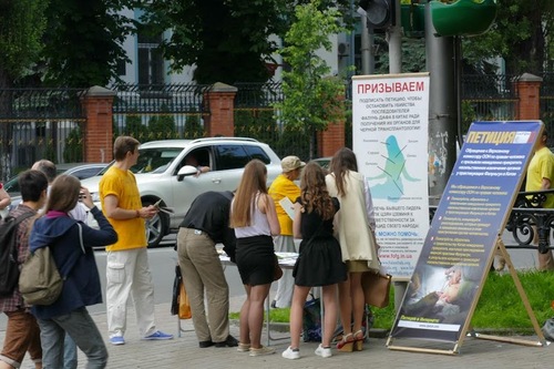 Practitioners tell passersby about the persecution in China.