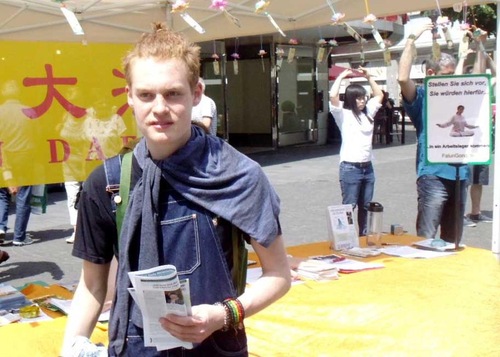 18-year-old Nathan Dombrowski expressed concern about the persecution of Falun Gong at the Africa Festival in Wuerzburg.