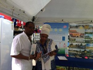 Mr. Harrison and his wife sign a petition to support Falun Gong at the Falun Gong booth