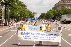 Marchers commemorate practitioners killed in the persecution of Falun Gong by the Chinese regime.