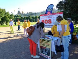 People sign a petition calling for an end to the persecution and organ harvesting.