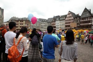 Chinese tourists watching the Falun Dafa performance.