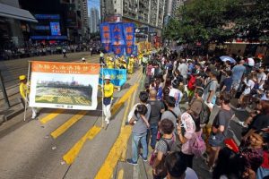 The large banner reads: “Falun Gong has spread to the whole world.”