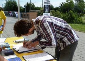 Mr. Michael Oberli, an employee of the EP, signs the statement and plans to spread the news to his colleagues