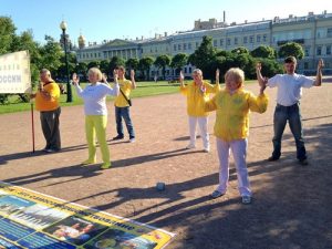 Falun Gong practitioners on the Field of Mars in Saint Petersburg demonstrate the Falun Gong exercises and expose the CCP's persecution.