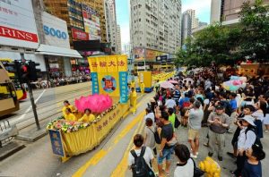 The banner on the float reads “Falun Dafa.”