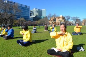 Demonstration of Falun Gong exercises.