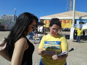 A woman from Brasilia was happy to discover Falun Gong. She watched the exercises for a long time, and told practitioners: “This is what I have been looking for. Inner peace is precious. I need it. I will join your exercise site,” she said before signing the petition.