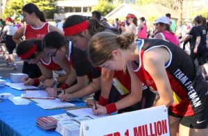 City2Surf participants signing the petition to support Falun Gong and stop the persecution in China.