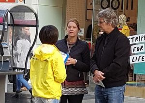 Falun Gong practitioners tell people the facts about the persecution in China.