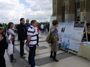 Many visitors read the posters and learned about the persecution of Falun Gong in China 