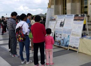 Passerby reading the Falun Dafa boards.