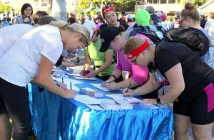 Participants in the fun run sign the petition to support Falun Gong's peaceful resistance.