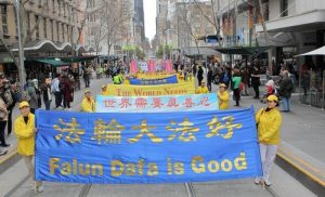 Banners read, “Falun Dafa is good” and “The world needs Truthfulness-Compassion-Forbearance”.