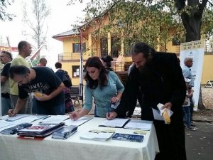 Signing a petition to denounce forced organ harvesting in China.