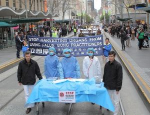 Reenactment of forced organ harvesting from living Falun Dafa practitioners in China.