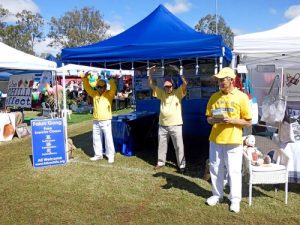 Falu Dafa practitioners demonstrating the exercises at the Ormeau Fair on the Gold Coast in Queensland.