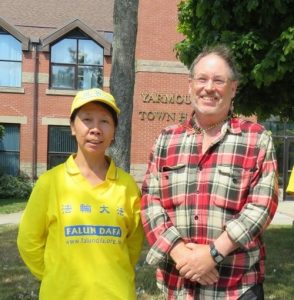 Shaun Cooper (right) from Yarmouth was happy to run into Diana, a practitioner who was one of his colleagues 20 years ago in Zhuhai, China. Shaun said he has read a great deal about Falun Gong, and encouraged practitioners to keep up the good work.
