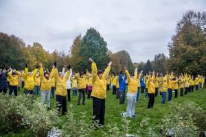 Demonstrating the exercises of Falun Dafa.