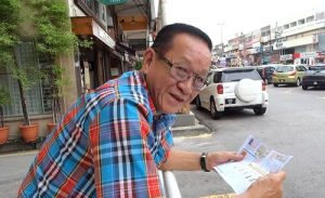 Mr. Chow reads about the persecution of Falun Dafa and hopes more people will learn about it.