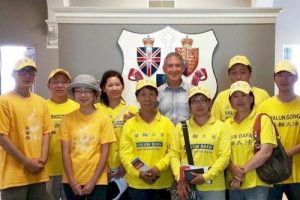 Mr. Mike O'Brien, the Mayor of Fredericton, New Brunswick (middle, in white shirt), showed his support for Falun Gong.