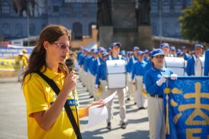 Falun Dafa practitioner speaking about the persecution of Falun Gong in China.