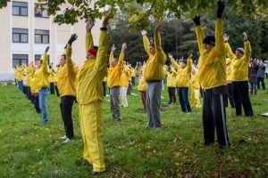 Demonstrating the exercises of Falun Dafa.