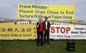 Two Greens lawmakers Janet Rice (left) and Scott Ludlam (right) expressed their support for Falun Gong.