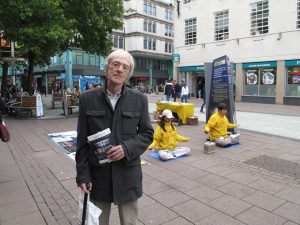 Martin was interested in seeing the documentary on organ harvesting called Hard to Believe. Looking at the practitioners meditating, he said, “They are so calm and peaceful! It's hard to imagine they are persecuted! More people should know about the organ harvesting.”