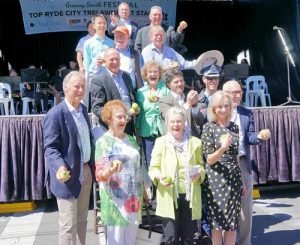 Jane Stott (deputy mayor of Ryde, fourth from left in the front row), John Alexander (Member of the Australian Parliament, first from left in the front row) and many government officials who came to the event had high praise for the Falun Dafa group.