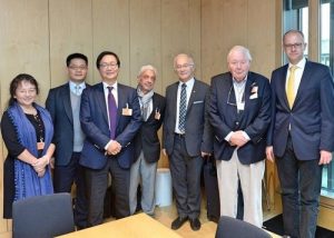 From left to right: Zhou Lei, chair of the Falun Dafa Association in Germany, Falun Gong practitioner Ding Lebin, Manyan Ng and Hubert Koerper, two board members from the International Society for Human Rights, Bundestag member Martin Matzelt, and Michael Brand, representative from the Labor Camp Foundation and Bundestag member.