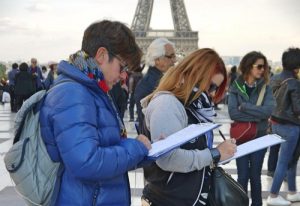 People sign petitions calling to end the persecution against Falun Gong in China.