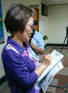 Council member Lin Chiu-hui signs a petition supporting the prosecution of Jiang Zemin.