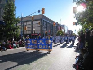 Falun Gong's marching band dressed in traditional Chinese uniforms.Their performances were warmly welcomed by the organizers and audience at the Thanksgiving Parade.