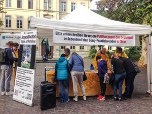 On October 15, people in Heidelberg signed the petition calling for the end of forced organ harvesting in China.